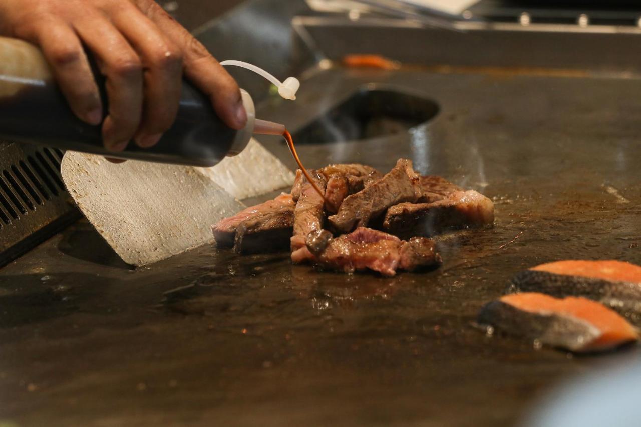 Chatrium Grand Bangkok Exteriér fotografie Soy sauce being used in cooking