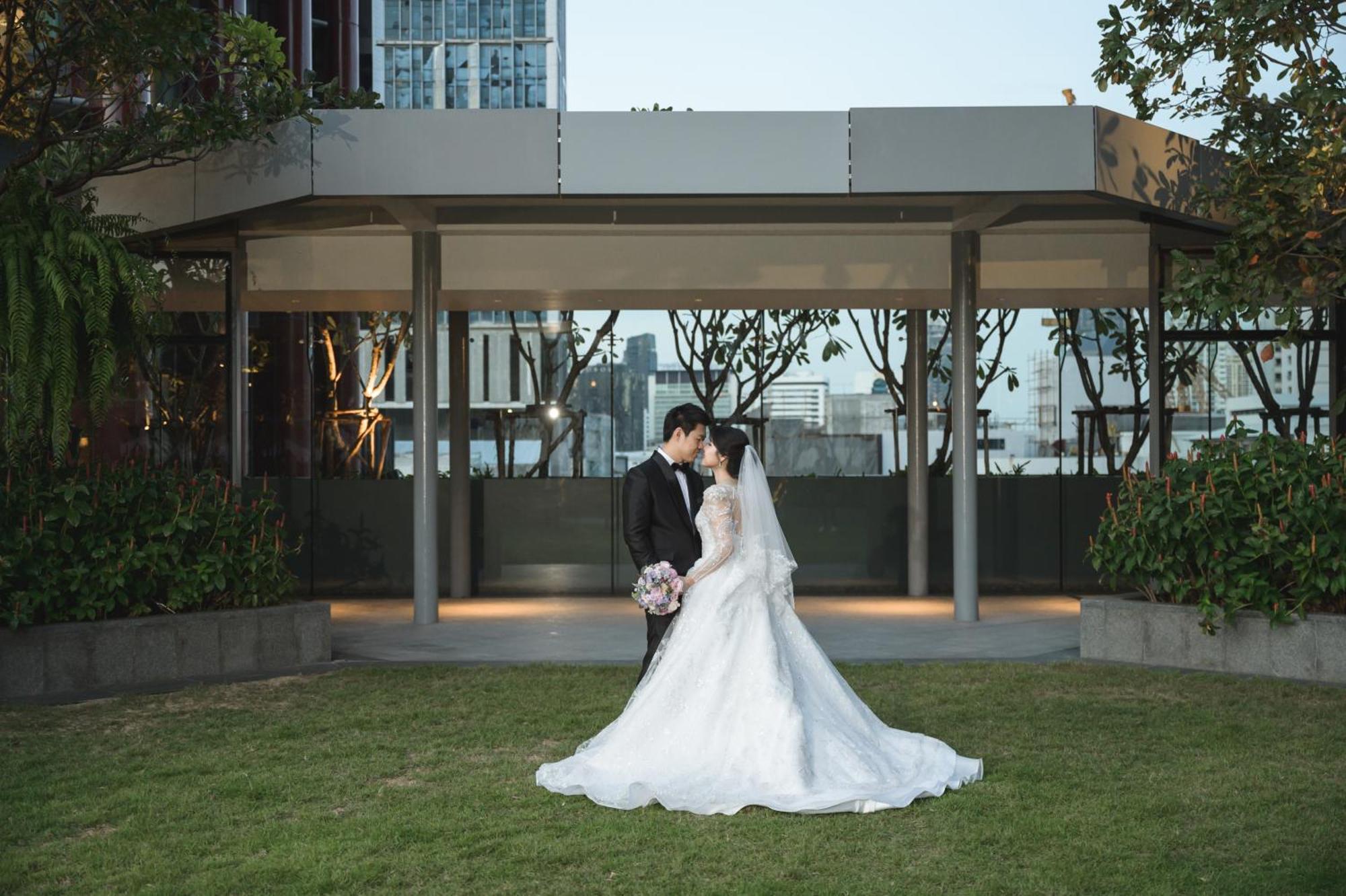 Chatrium Grand Bangkok Exteriér fotografie A Thai couple in wedding attire