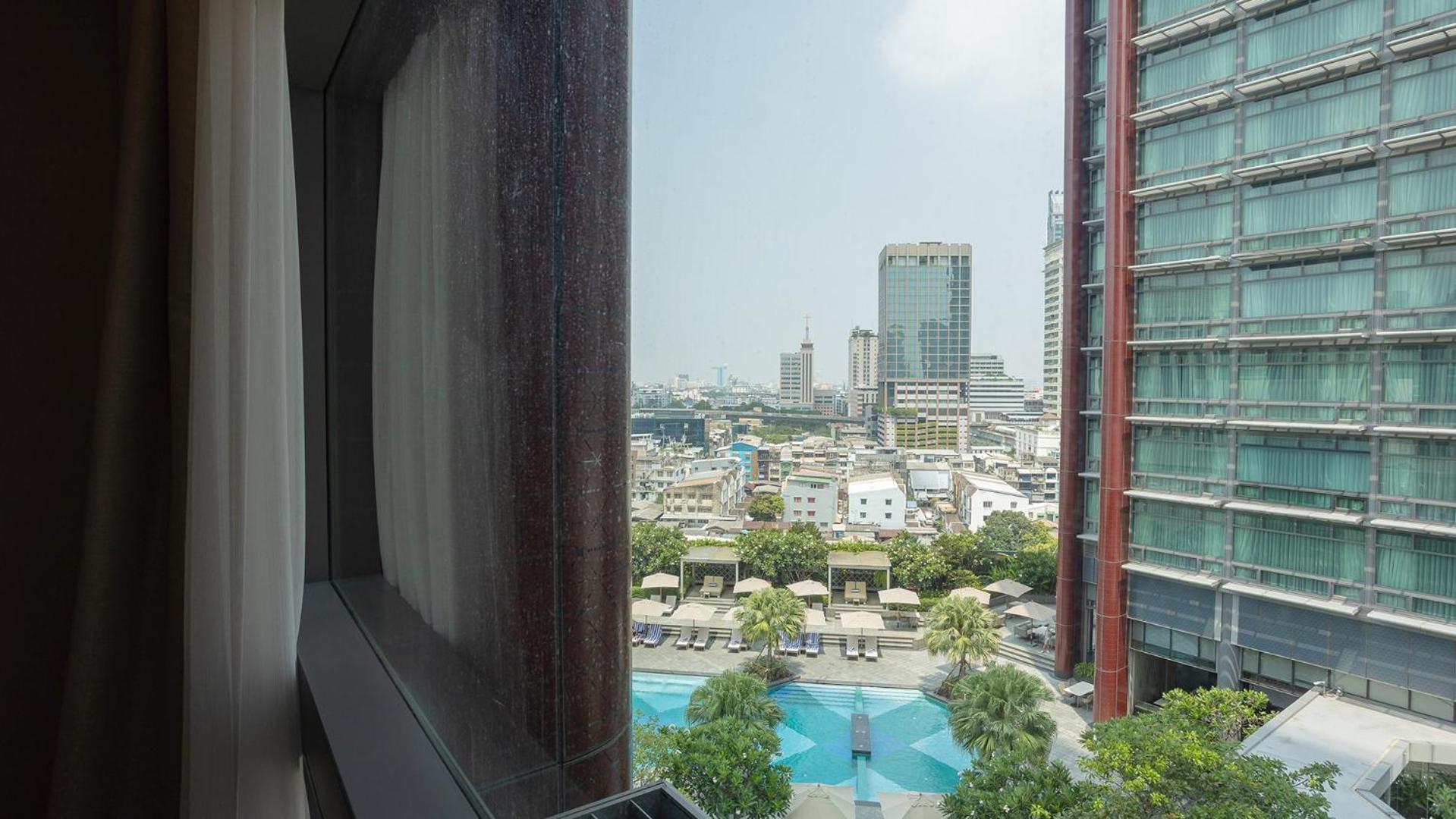 Chatrium Grand Bangkok Exteriér fotografie View of the pool