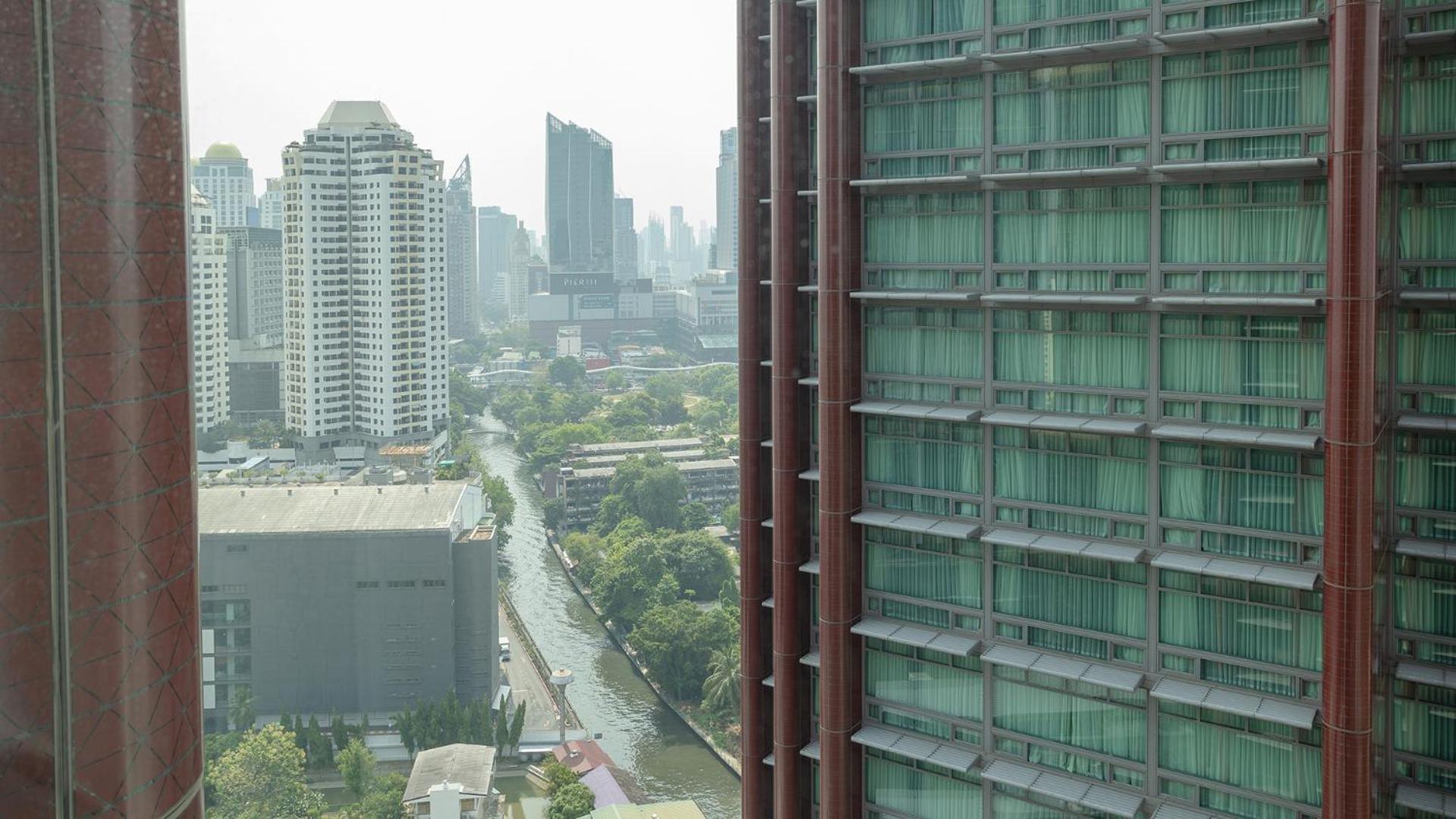 Chatrium Grand Bangkok Exteriér fotografie View of the station from the nearby condominium